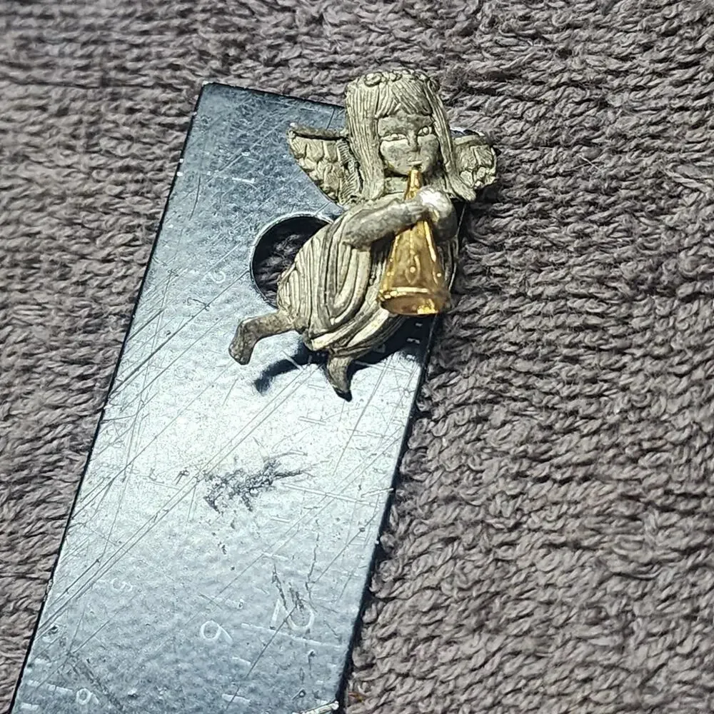 Set of 2 1995 Vintage Angel pins signed 